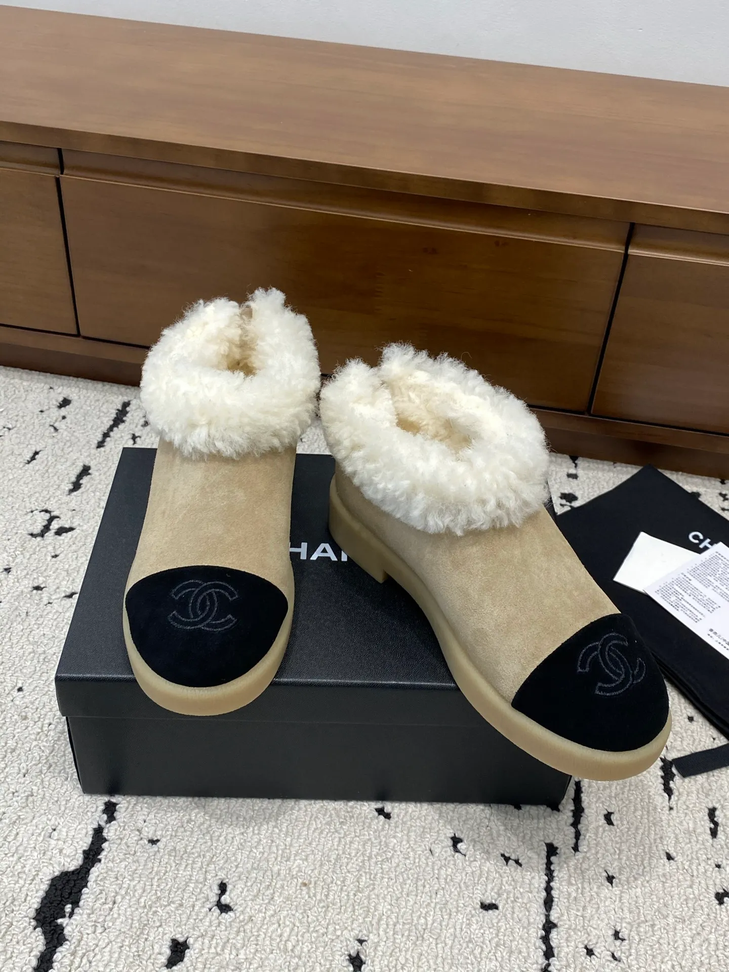 👟👟Ex-factory price 640👟👟 🍀Chanel 2025 autumn and winter style wool shoes Chanel new autumn and winter genuine wool slippers and boots Xiaoxiang 2025 autumn and winter one of the most beautiful snow boots Classic, beautiful and warm snow boots ❤️super warm! It's enough to have it this winter, it's really beautiful and fairy~ Materials and craftsmanship: The upper is made of custom sheepskin/wool/sheepskin, and the inner pads are all made of wool. It feels very soft and comfortable! The sole is the original TPU outsole Size: 35-39 (40.41 customized, non-refundable)